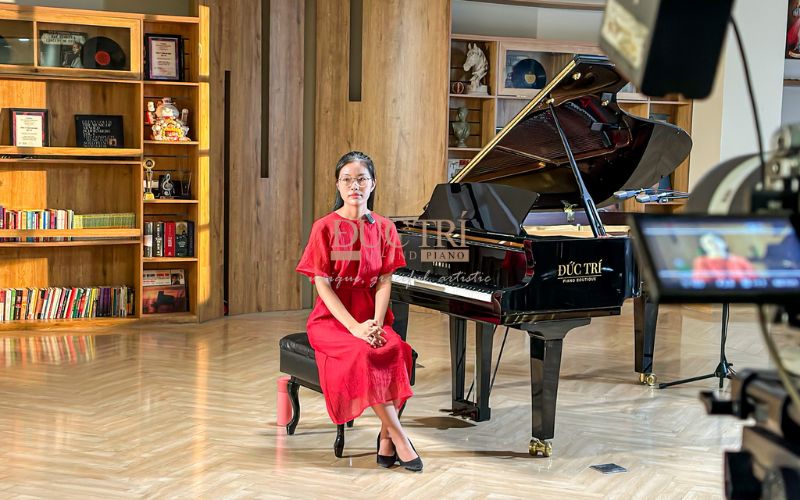 Reviews top 5 cửa hàng đàn piano Tân Bình uy tín 2025 4 Khách hàng đến trải nghiệm đàn piano tại Showroom Piano Đức Trí chi nhánh Tân Bình