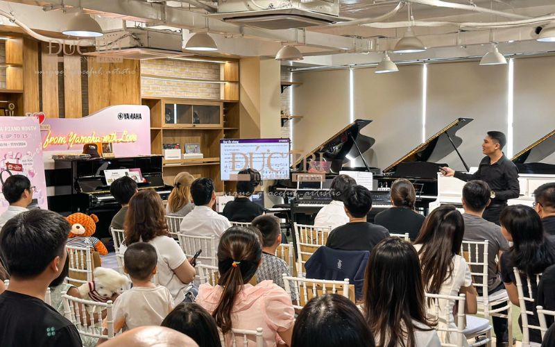 Reviews top 5 cửa hàng đàn piano Tân Bình uy tín 2025 3 Khách hàng đến tham gia sự kiện trải nghiệm đàn piano của Piano Đức Trí