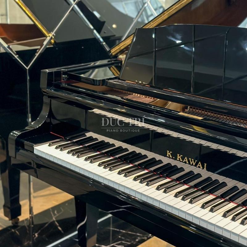 Bàn Giao Grand Piano Kawai GS30 cho khách hàng 4 Logo và các phím trên đàn Đàn Piano Kawai GS30