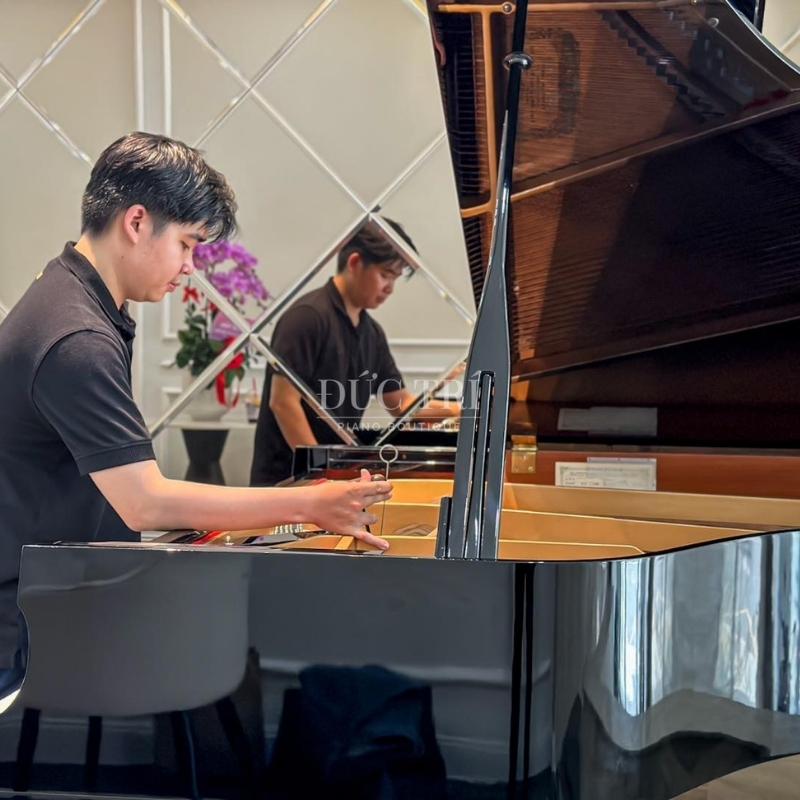 Bàn Giao Grand Piano Kawai GS30 cho khách hàng 2 Nhân viên kỹ thuật của Piano Đức Trí đang điều chỉnh dây đàn Kawai GS30 cho khách hàng