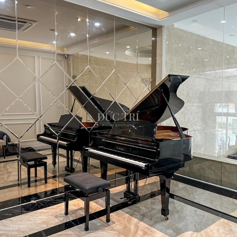 Bàn Giao Grand Piano Kawai GS30 cho khách hàng 7 Phía trước đàn piano Kawai GS30 được trưng bày tại nhà của khách hàng