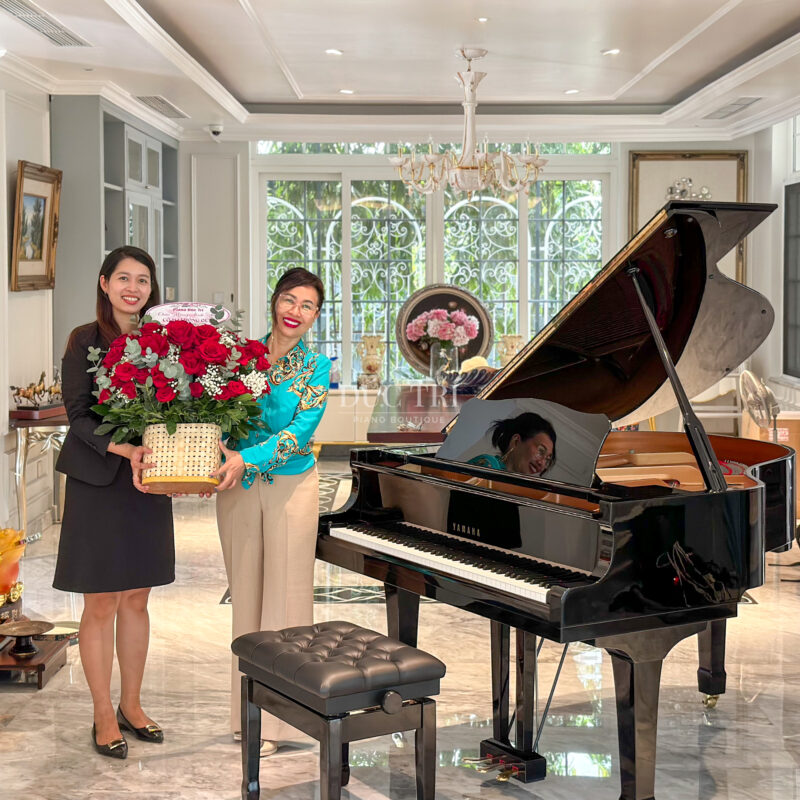 Bàn Giao Grand Piano Yamaha C1 Đến Cô Mai Hồng Quỳ 9 Nhân viên Piano Đức Trí cùng khách hàng