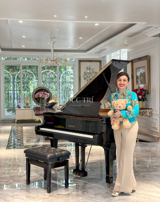 Bàn Giao Grand Piano Yamaha C1 Đến Cô Mai Hồng Quỳ 3 Hình ảnh khách hàng chụp cùng Piano Yamaha C1