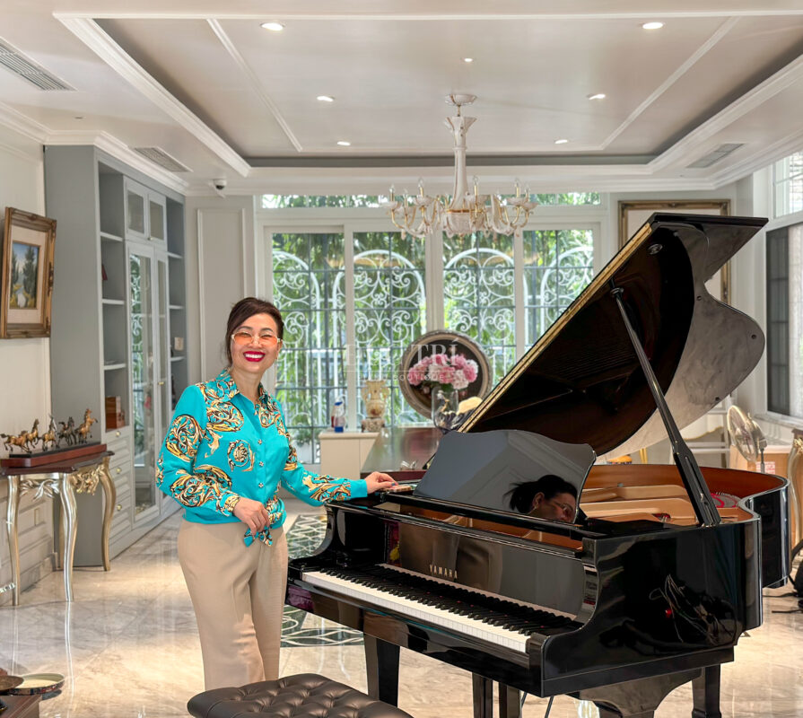 Bàn Giao Grand Piano Yamaha C1 Đến Cô Mai Hồng Quỳ 6 Niềm vui của khách hàng khi nhận đàn Grand Piano Yamaha C1