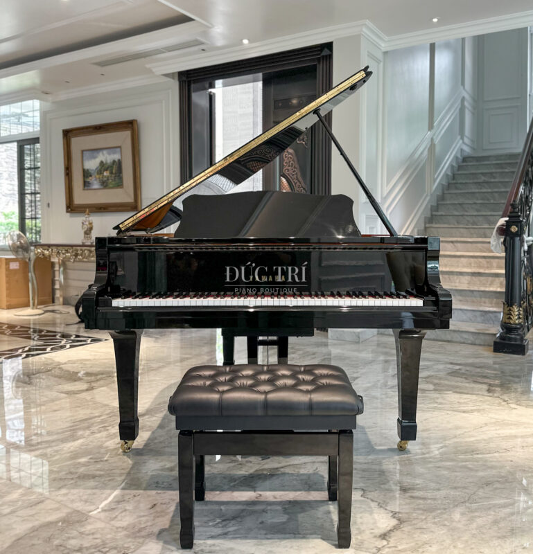 Bàn Giao Grand Piano Yamaha C1 Đến Cô Mai Hồng Quỳ 7 Góc nhìn phía trước của đàn Grand Piano Yamaha C1