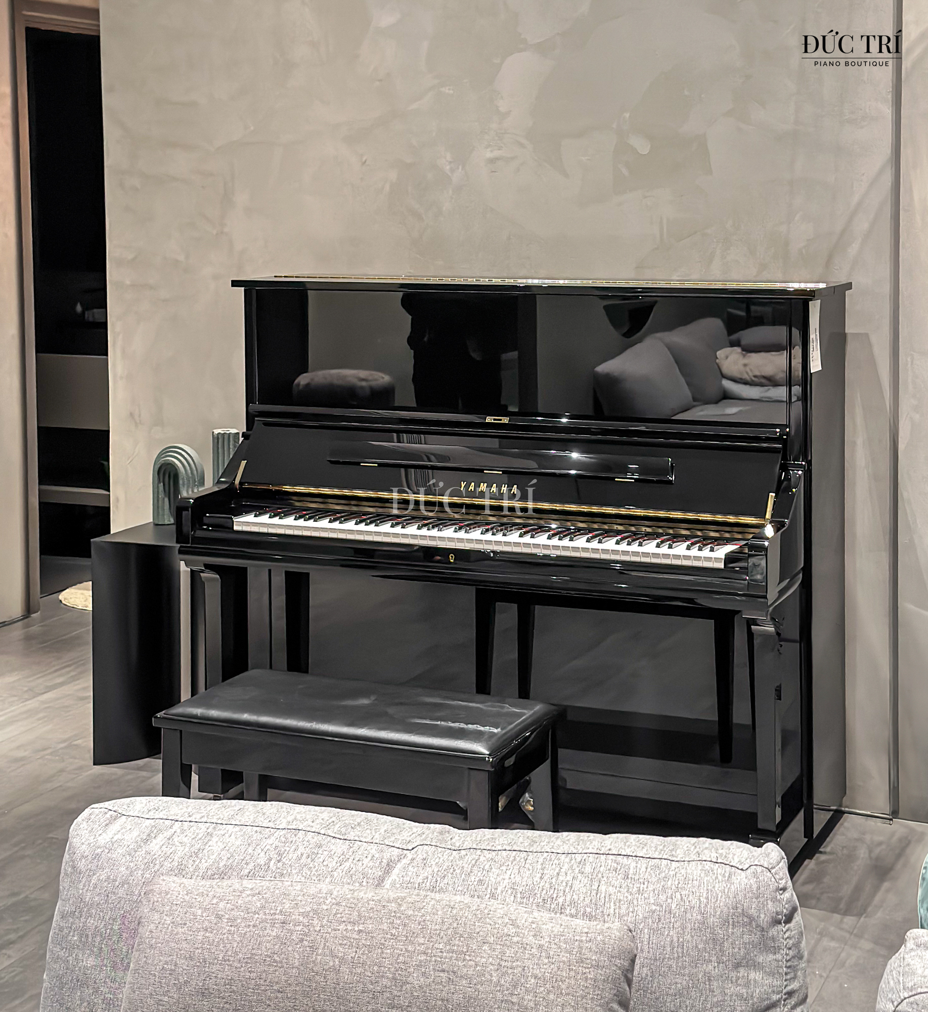 Bàn giao Yamaha U3PE New 2025 - Biểu tượng âm nhạc sang trọng tại Penthouse Đảo Kim Cương 2 Góc nhìn bên phải của đàn Yamaha U3PE