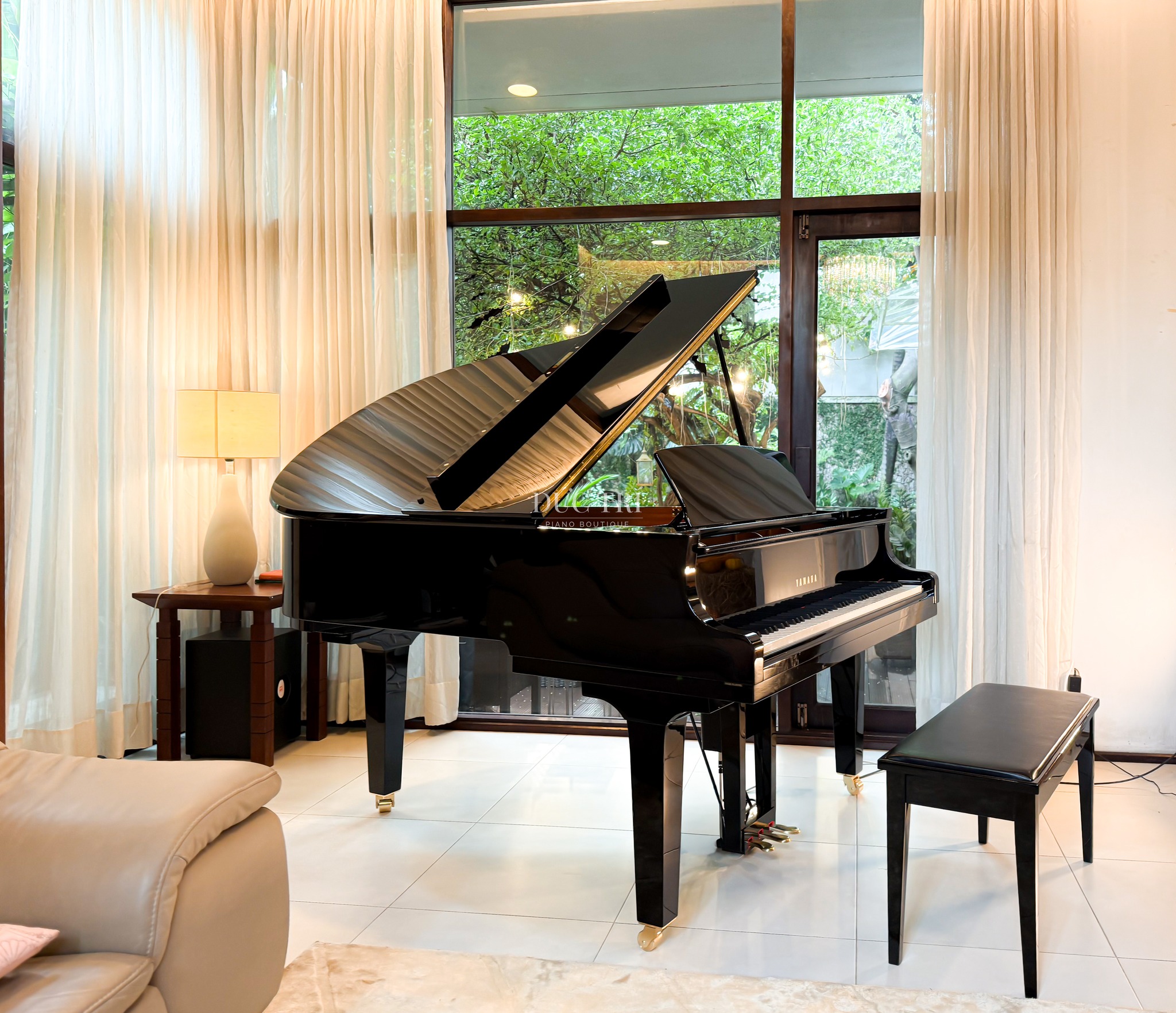 Yamaha DC2X Disklavier 5 Góc chụp xa của đàn Yamaha DC2X Disklavier trong không gian phòng khách