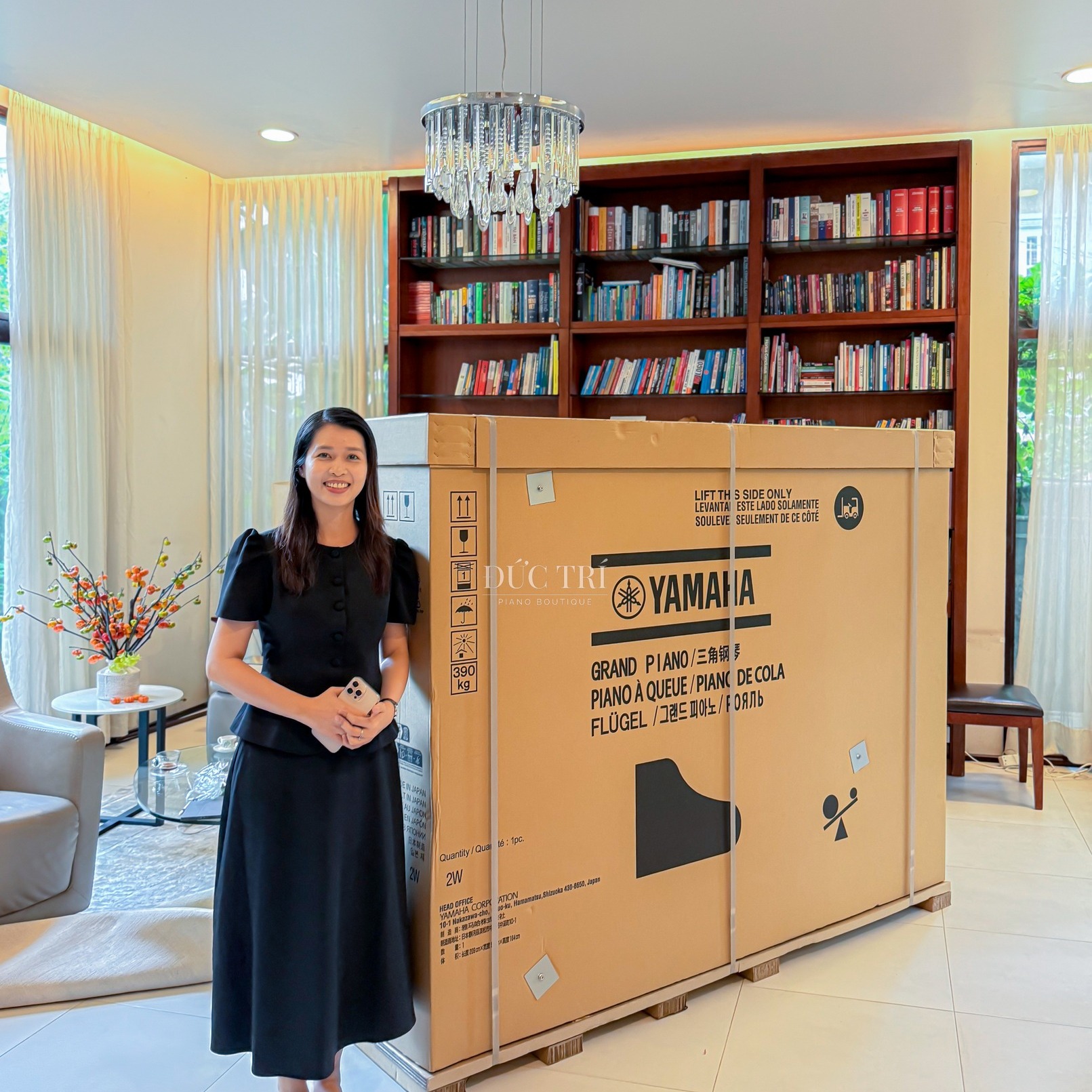 Yamaha DC2X Disklavier 8 Nhân viên Piano Boutique Đức Trí bên thùng đàn Yamaha DC2X Disklavier