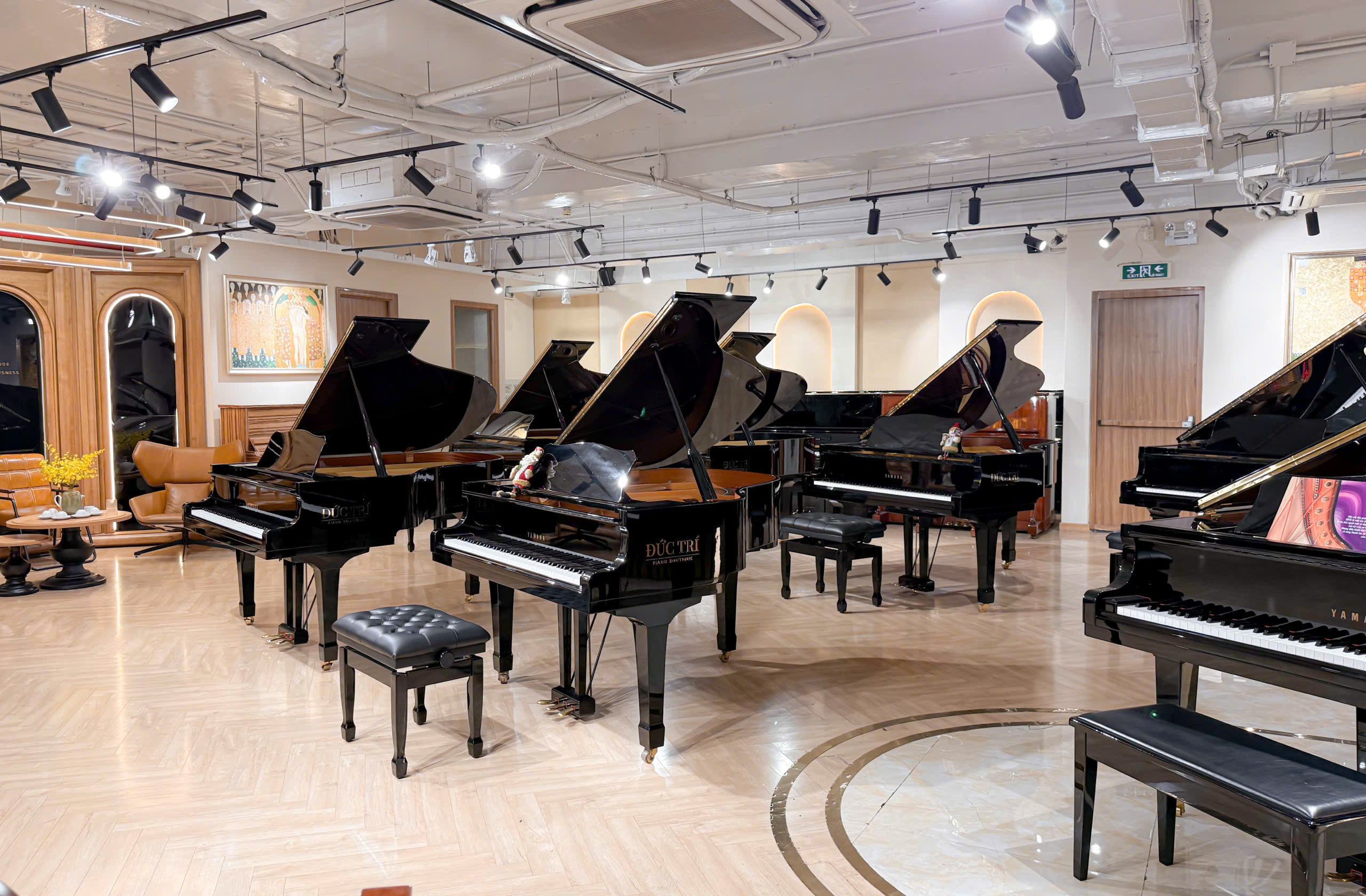Góc trưng bày đàn tại Showroom Đức Trí Piano Boutique