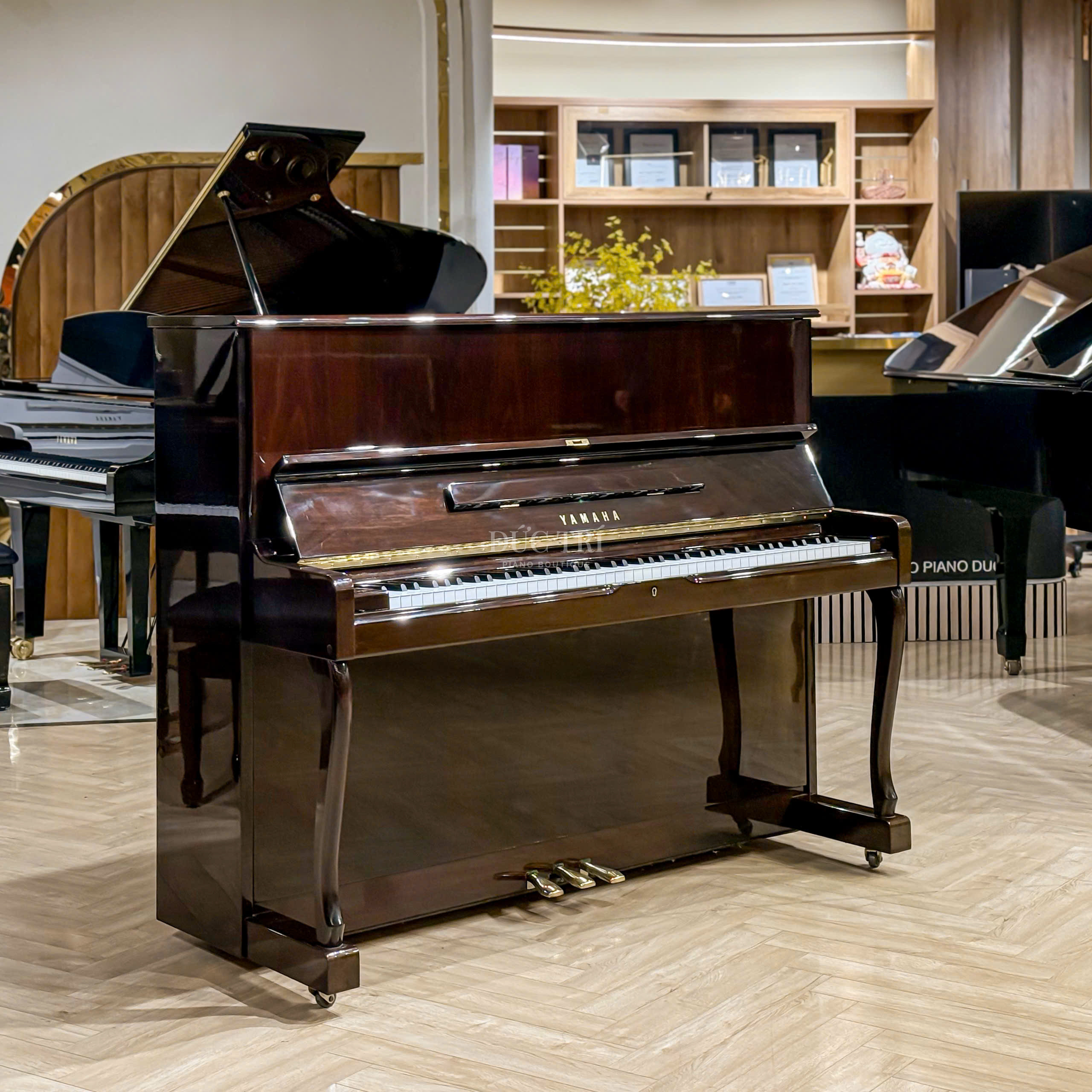 Yamaha W110BĐê 16 Góc nhìn bên trái của đàn piano Yamaha W110BĐê