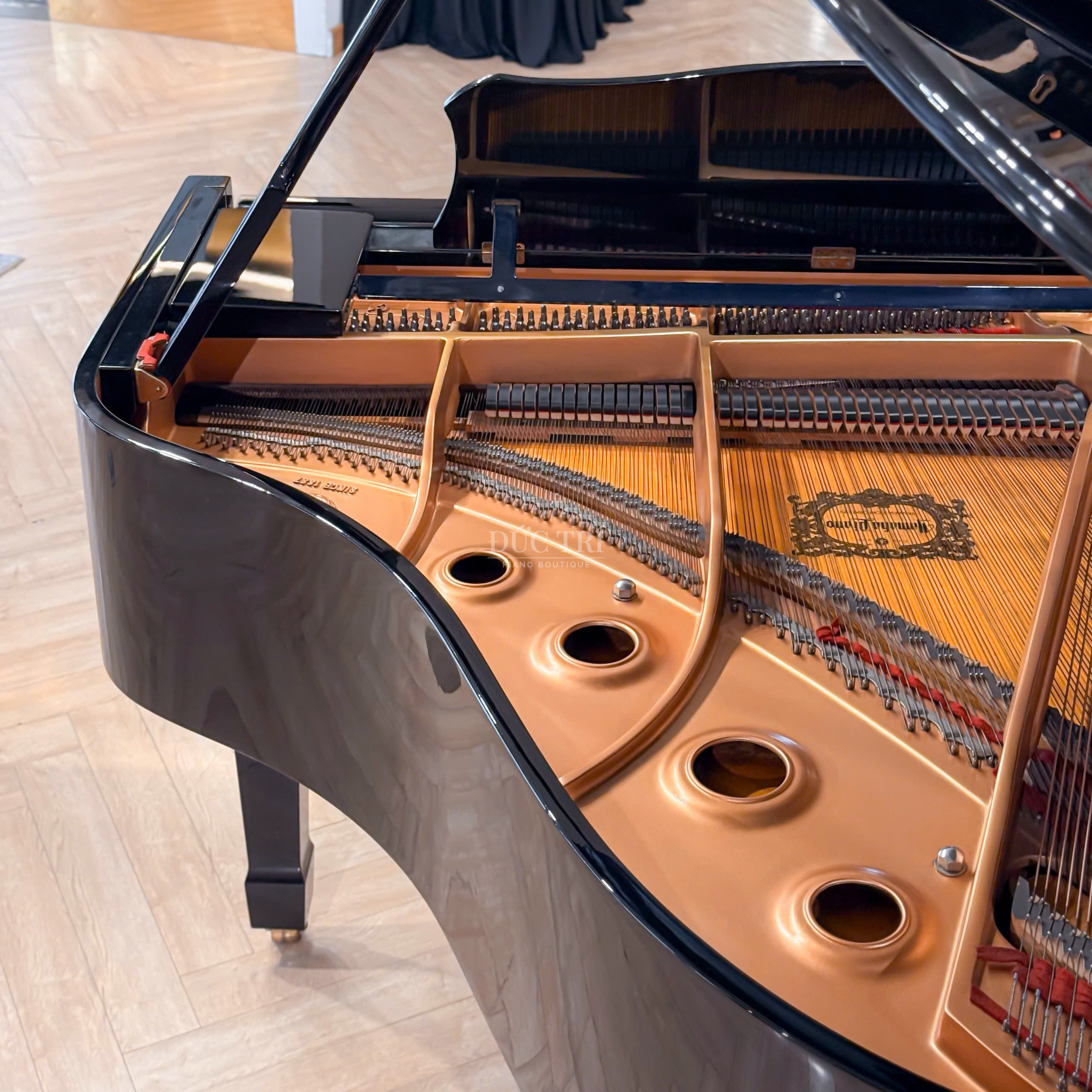 Yamaha C1 18 Soundboard đàn piano Yamaha C1 làm từ gỗ vân sam nguyên tấm